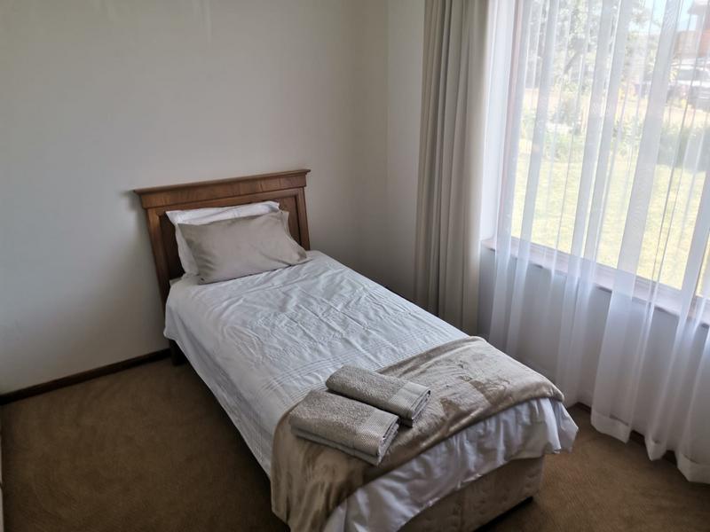 To Let 5 Bedroom Property for Rent in Grootbrakhoogte Western Cape